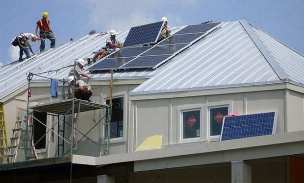 Каждый дом был оснащен солнечными батареями.