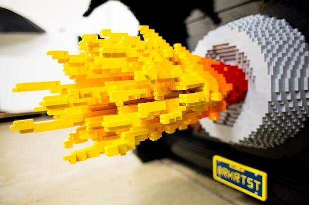 Бэтмобиль из кубиков Lego в натуральную величину