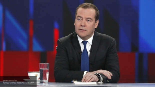 Медведев предложил упростить начисление детских выплат в России