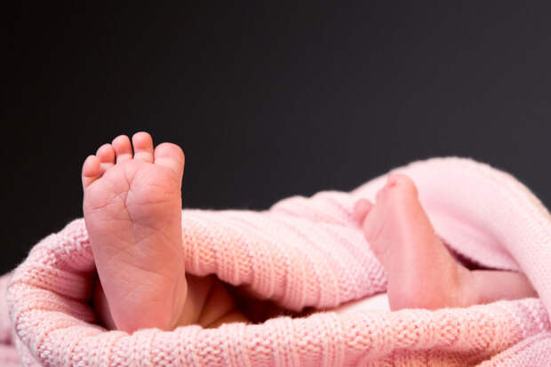 В Тюмени ищут родителей младенца, найденного в парке без признаков жизни