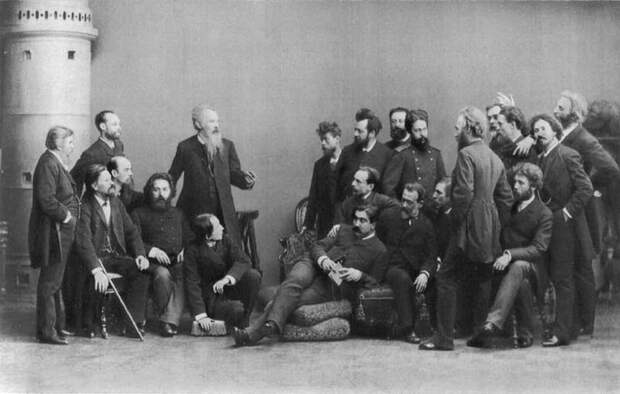 Фотография членов Товарищества передвижных художественных выставок. Дубовской стоит вторым слева Фотография членов Товарищества передвижных художественных выставок. Дубовской стоит вторым слева