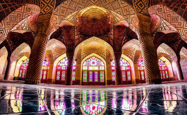 Мечеть Насира Аль-Мулька, также известная как розовая мечеть.