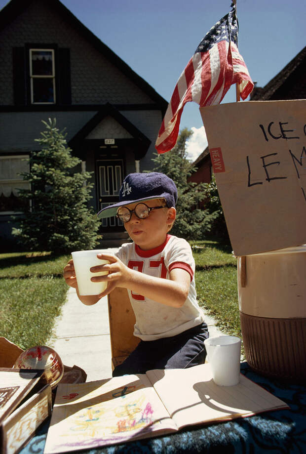 31. Мальчик продает лимонад перед своим домом на главной улице в Аспене. Колорадо, 1973 national geographic, история, природа, фотография