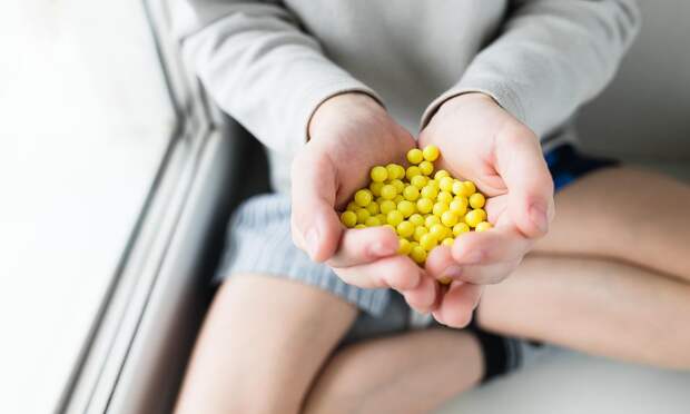 «Дорогая моча», а не лечение: почему нельзя пить за раз высокие дозы витамина С