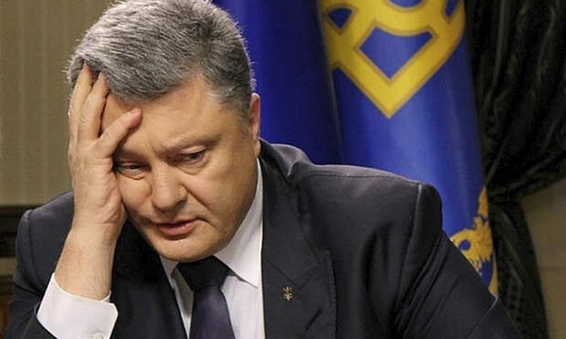 На Украине пособник карателей получил грамоту от Порошенко и тут же порвал её (ВИДЕО)
