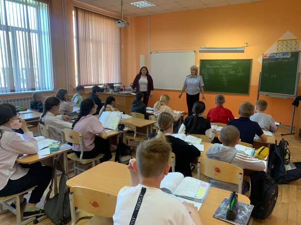 Сотрудники Невьянской Госавтоинспекции проводят беседы со школьниками в преддверии летних каникул
