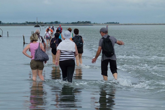 Вода пока не спала. Но пешком дойти возможно.