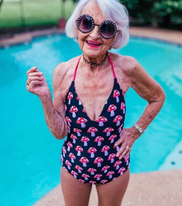Хвастаясь талией, 93-летняя модель разгуливает по городу в панталонах