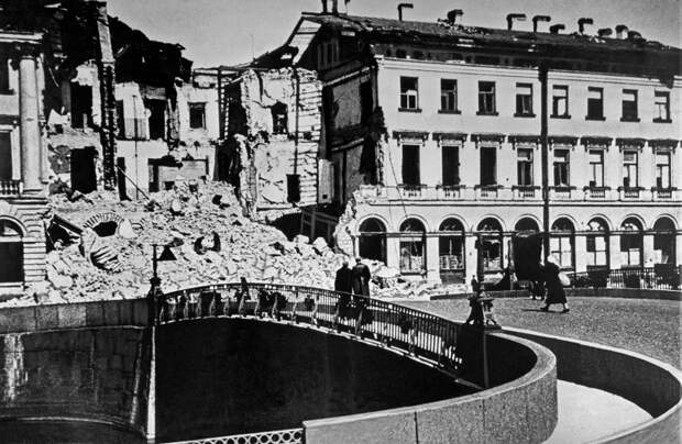 ID: 10618305 Описание: Советский Союз. Дом Адамини (дом Антонова) на углу Марсова поля и набережной реки Мойки после воздушной бомбежки в 1943 году. Фотохроника ТАСС
