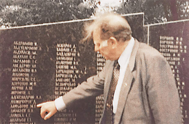 У стелы со списком захороненных в братской могиле. 2003 год.