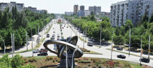 В Волгодонске ЧП. Дети устроили фотосессию со Знаменем Победы, демонстрируя нацистское приветствие