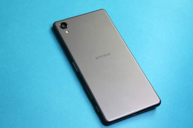 Sony Xperia X - вид сзади