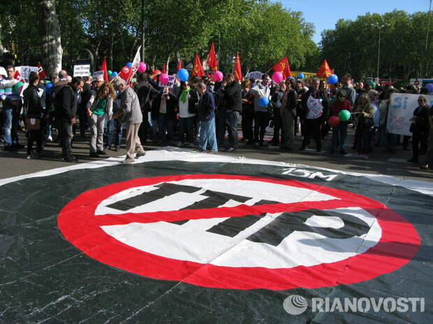 Европейцы вышли на митинги против торгового соглашения с США