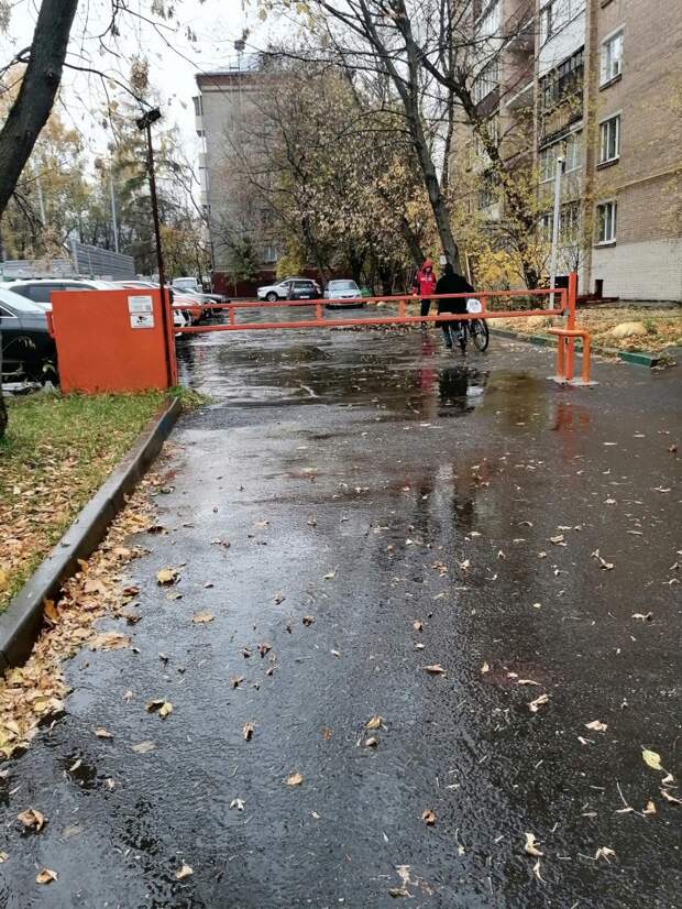 Жители дома на бульваре Матроса Железняка закрыли свой двор на шлагбаум