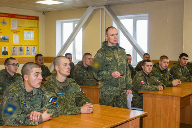 В Уральском объединении ВВС и ПВО провели занятия по безопасности дорожного движения с военнослужащими-владельцами личного автотранспорта