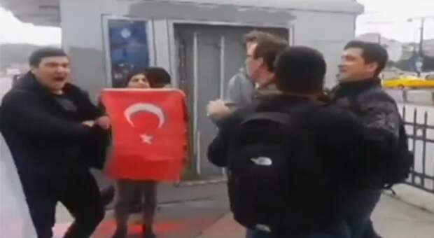 Турецкий пикет: в Стамбуле пойманным американским военным надели на головы пакеты (Видео)