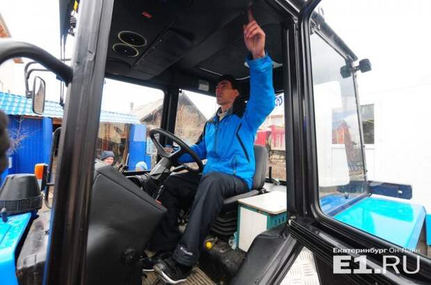 Александр управляет тракторами с 12 лет.  "Рукожоп", крым, путешествия, увлечения