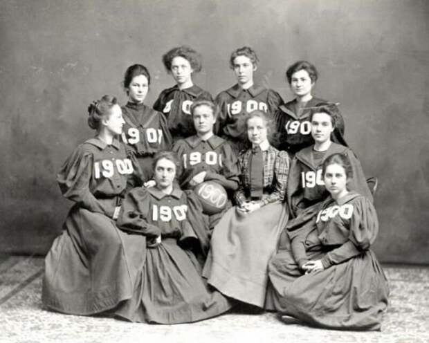 Женская баскетбольная команда, 1900 год. Примечательно, что они играли в платьях с длинными рукавами и надевали корсеты.