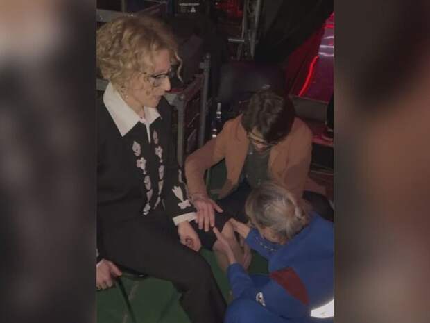 Телеведущая Яна Чурикова упала со сцены во время съемок шоу «Голос»