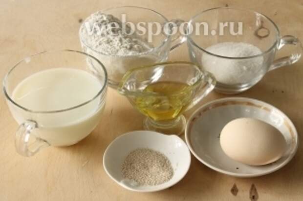 Для приготовления пышек понадобятся мука, яйцо, дрожжи, молоко, соль, сахар и растительное масло.