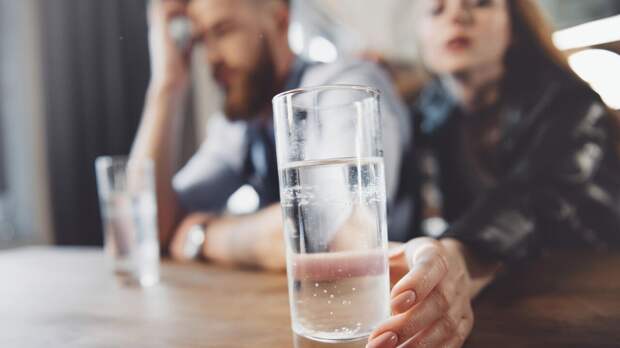 Нутрициолог объяснила, чем опасен избыток воды в организме