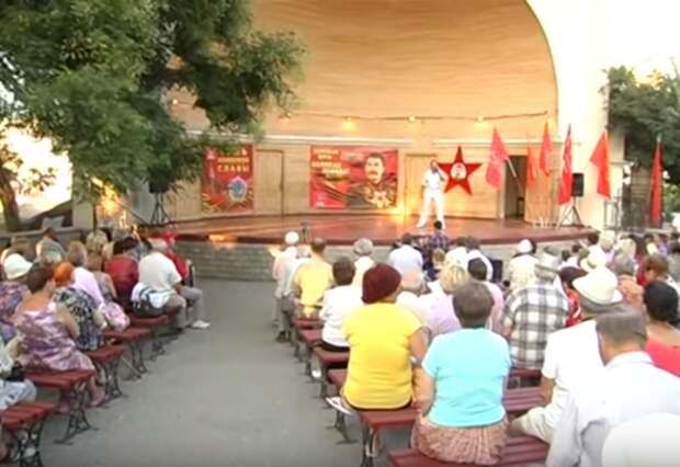 В Сети обсуждают реакцию жителей Севастополя на песню «Верните Сталина!» В Сети обсуждают реакцию жителей Севастополя на песню «Верните Сталина!»