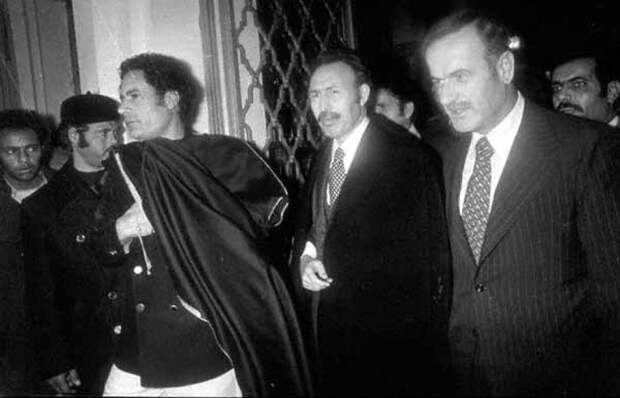 Gaddafi-Boumedienne-Assad-1977-Tripolis.jpg