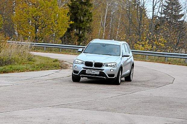 Развесовка у BMW практически идеальная – 48:52 в пользу задней оси, оттого и поворачива- емость у «икс-третьего» скорее нейтральная, а управляемость такая интересная.