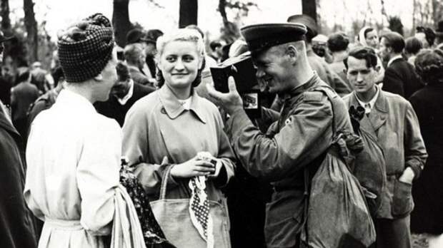 Советский солдат и немецкие девушки (1945 год)