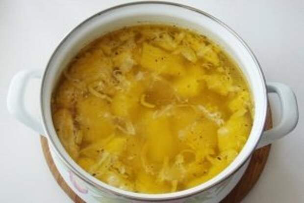 Когда клёцки подмерзнут, бросаем их в суп. Варим минут 7-10 до готовности. Солим и приправляем суп по своему вкусу. Кладём кусочки рыбы в тарелку и посыпаем зеленью.