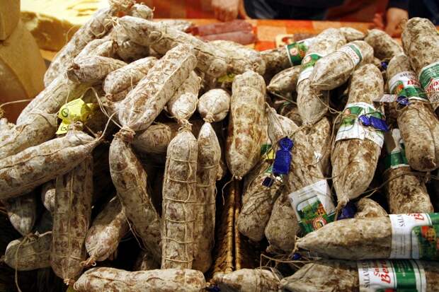 Салями из Италии (13,2% свинины, съеденной в 2013 году в России, поставлено из государств, подвергнутых санкциям)