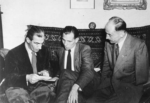 Лидеры Социалистической Имперской партии в 1952 году, слева направо: Дорльс, Ремер и граф фон Вестарп