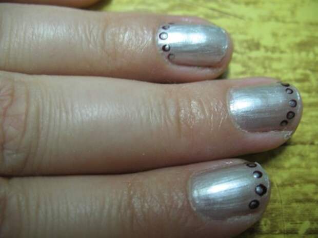 Простой маникюр с точками
