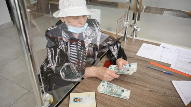 В Запорожской области начали выдавать по 10 000 рублей пенсионерам и бюджетникам