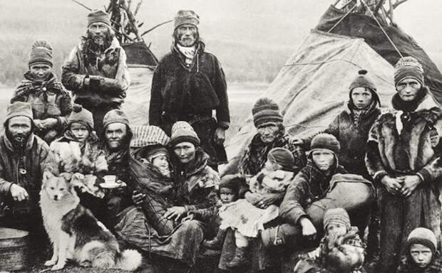 Группа саами у своих жилищ в начале 1900-х.