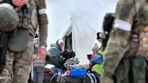 Президент Украины Зеленский подтвердил эвакуацию около 100 человек с "Азовстали" в Мариуполе