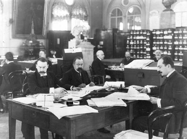 1906. Проверка списков избирателей в Первую Государственную думу в зале Городской думы