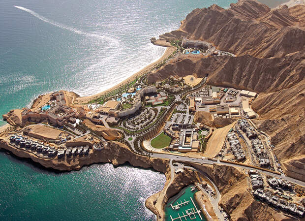 К концу девятнадцатого столетия практически вся территория Омана стала протекторатом Британской империи / Фото: ru.hellomagazine.com К концу девятнадцатого столетия практически вся территория Омана стала протекторатом Британской империи / Фото: ru.hellomagazine.com