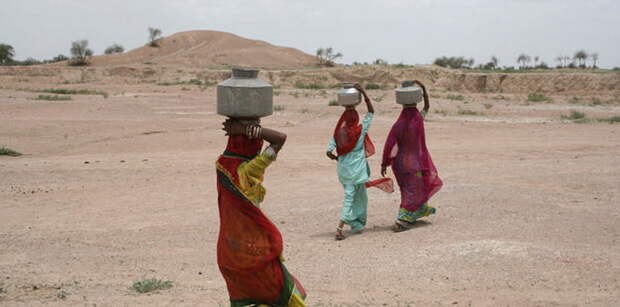 Женщины, обреченные ежедневно носить воду для своей семьи