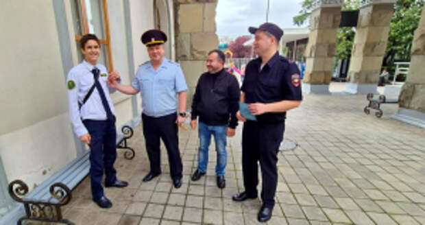 В Сочи транспортные полицейские и члены Общественного совета присоединились к акции «Георгиевская ленточка»