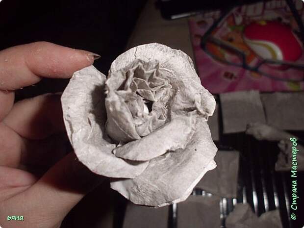 Мастер-класс Бумагопластика Кованая роза из туалетной бумаги Бумага Диски ватные Клей Краска Проволока фото 10