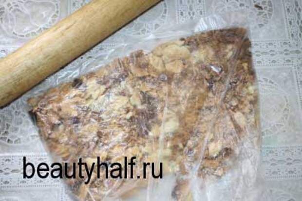 Наполеон с изюмом и заварным кремом.