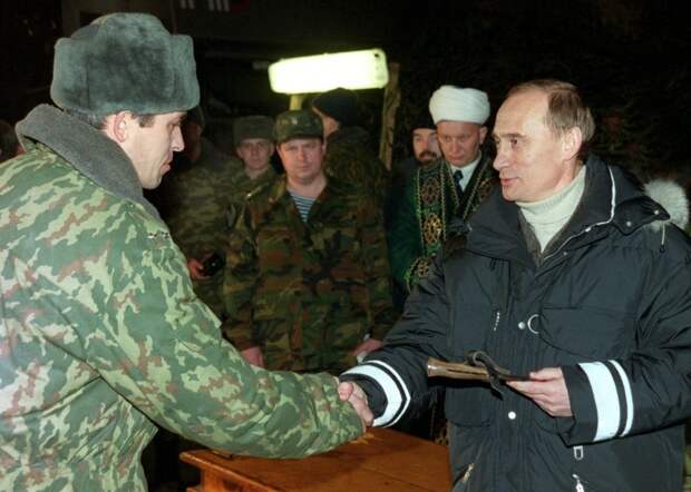 9 августа 1999 года Владимир Путин указом президента Бориса Ельцина был назначен исполняющим обязанности председателя правительства РФ, а 16 августа утвержден в этой должности Госдумой.-4