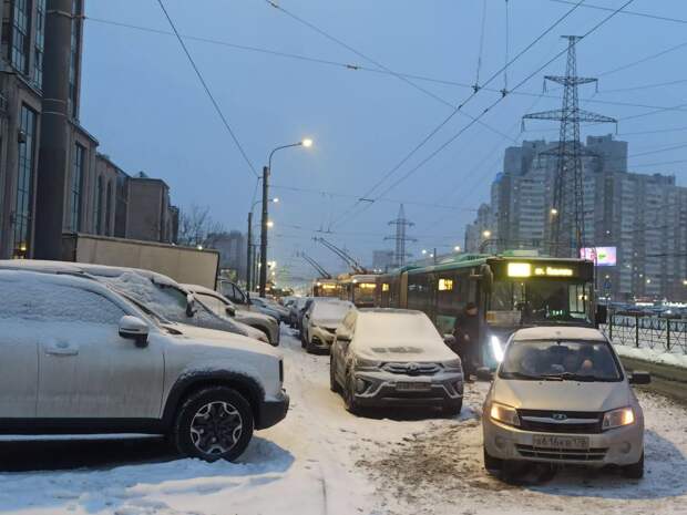 Авария заблокировала движение троллейбусов у метро «Пионерская» в Петербурге