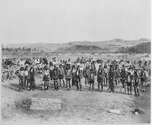 1890. Группа индейцев племени миннеконжу во главе с вождем «Большая Нога». Реки Шайенн, штат Южная Дакота, 08 сентября