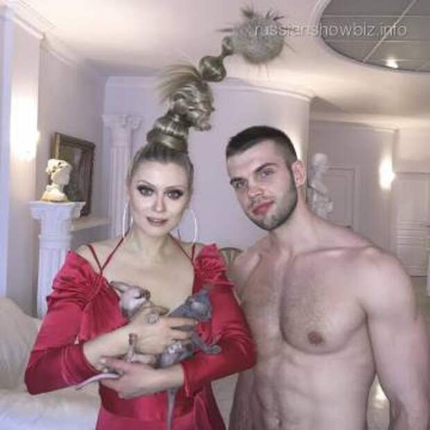 Лена Ленина с кошками и партнером по клипу