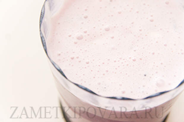 Молочный смузи с клубникой, черной смородиной и бананом