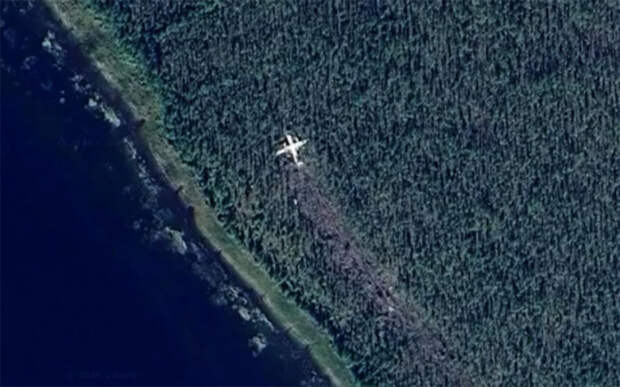 Парень изучал Сибирь на спутниковых картах и нашел посреди тайги упавший самолет