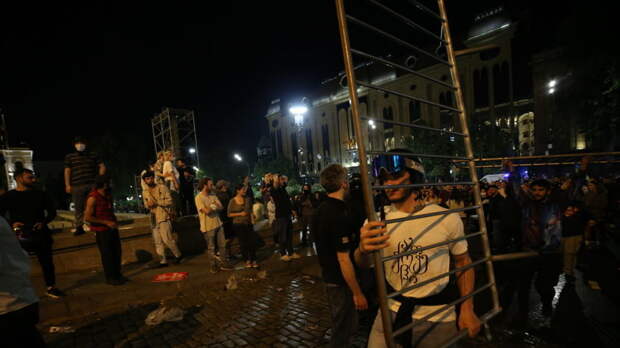 Противники закона об иноагентах начали шествия по центру Тбилиси
