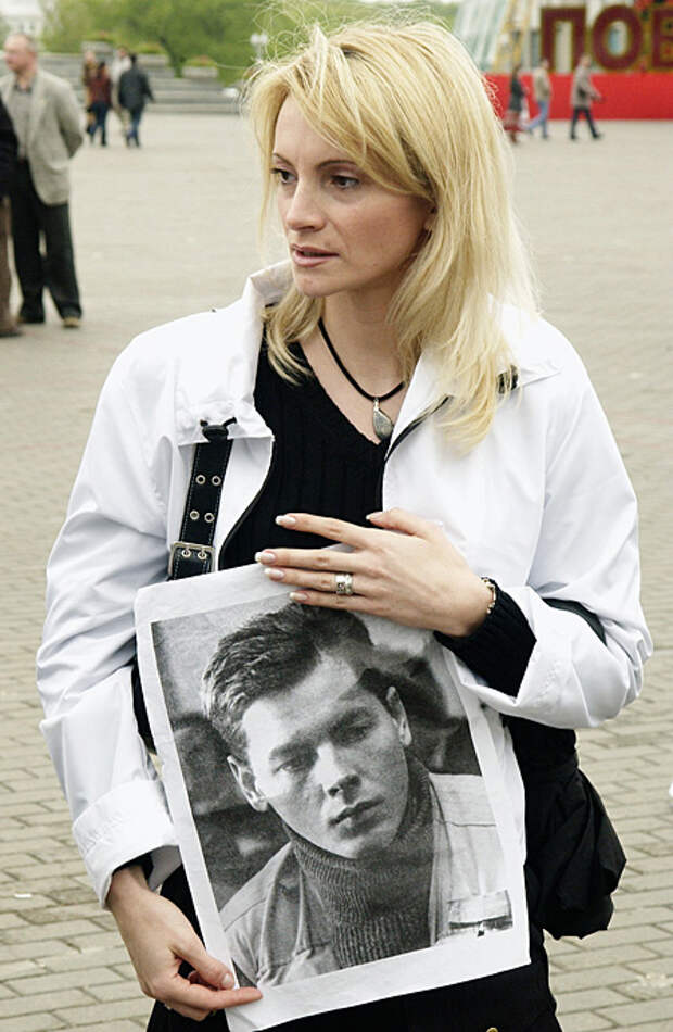 Светлана Завадская с портретом Дмитрия Завадского на акции «Мы помним» в Минске, 7 мая 2004 года. Фото: Виктор Толочко / ИТАР-ТАСС